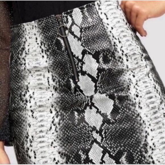 NWOT Snake Print Skirt  Size Small - Picture 4 of 9